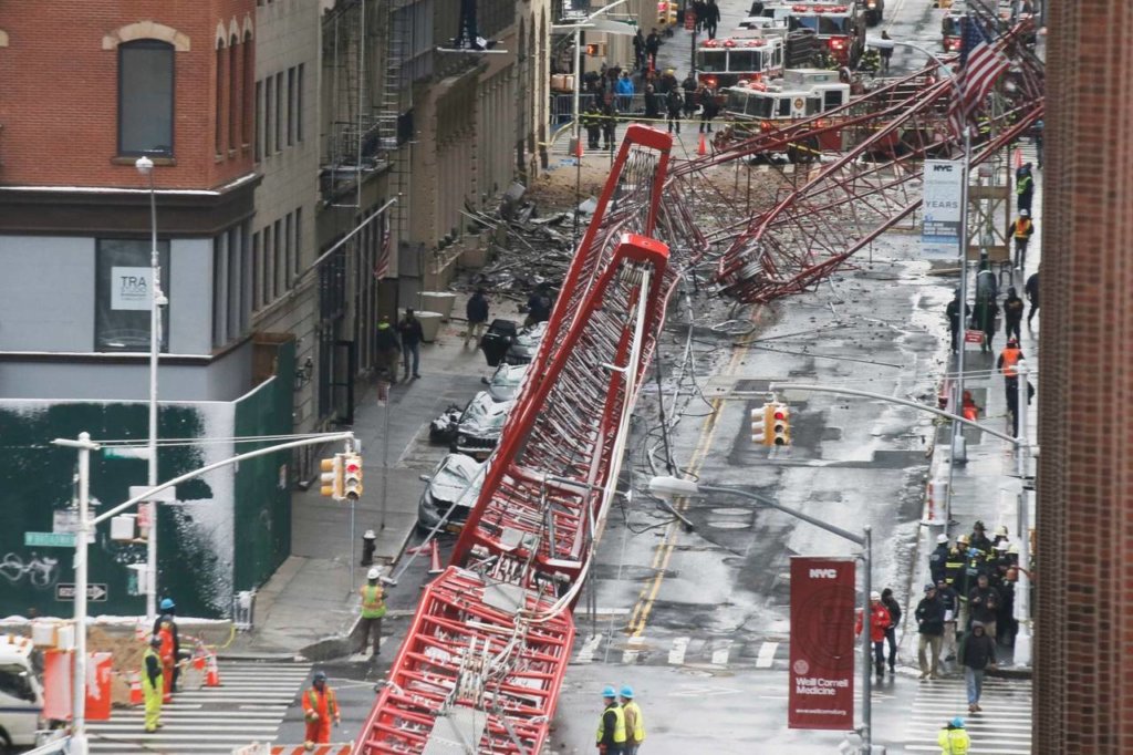 Photo of crane collapse